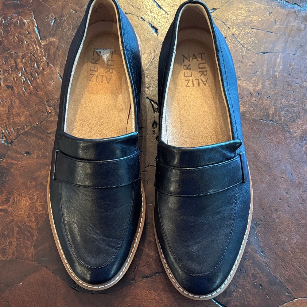 NEW NEVER WORN NATURALIZER Black Leather Loafers Size 7